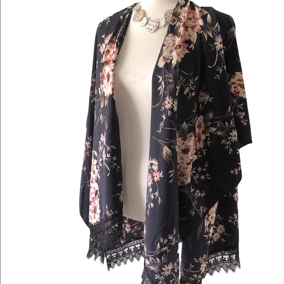 Tops - 🌟 3/$20 - Black Floral Kimono Top
